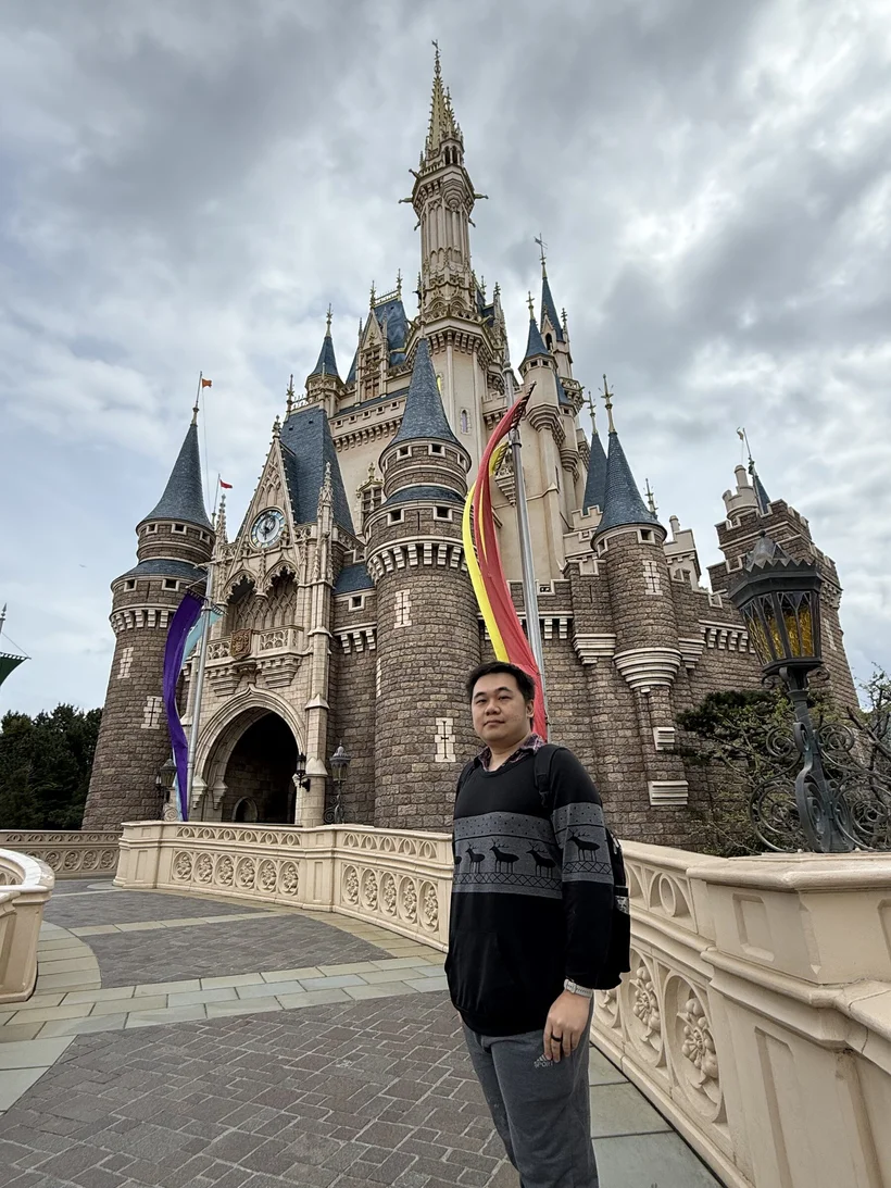 東京迪士尼樂園灰姑娘城堡前合影