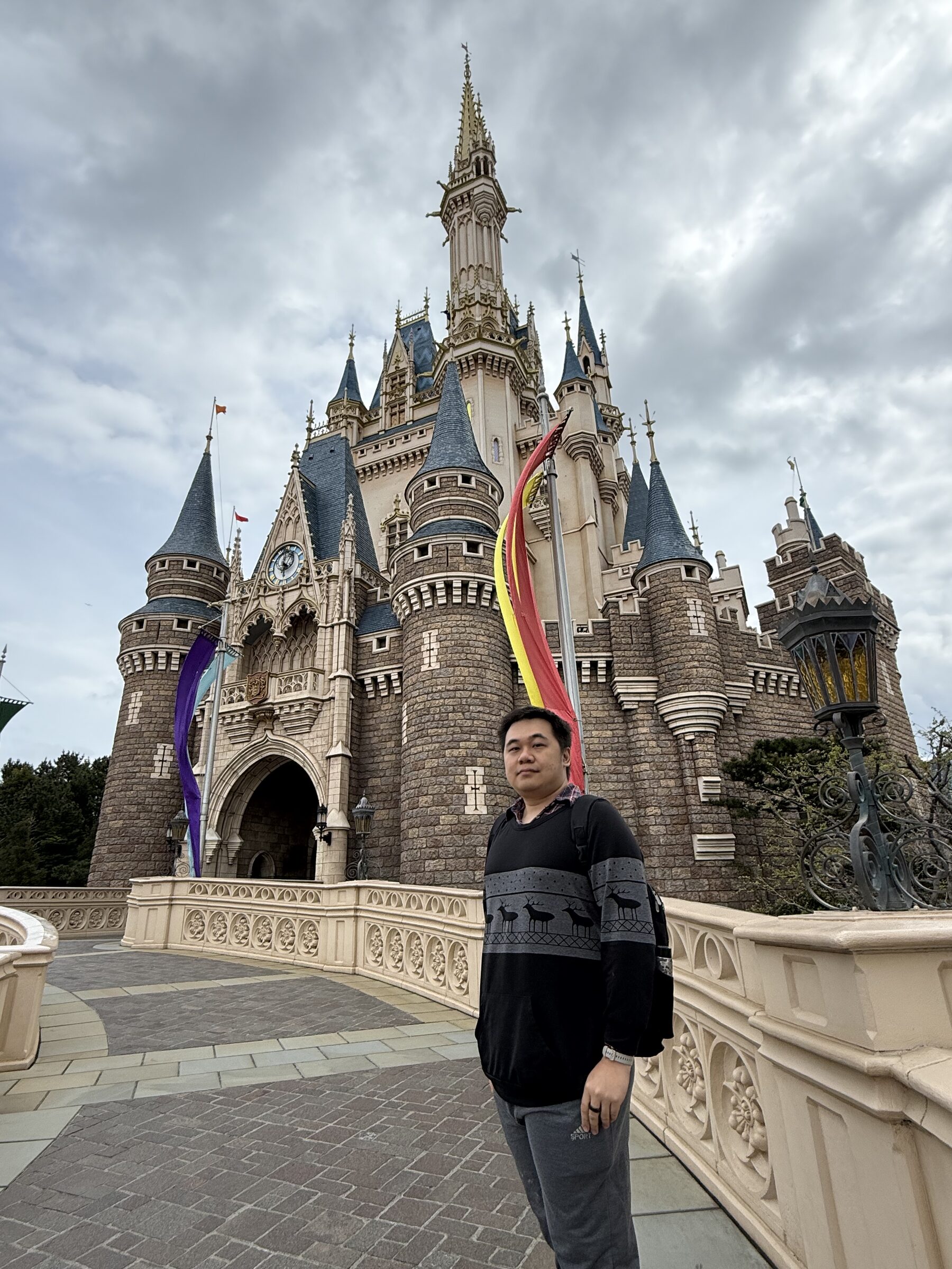 東京迪士尼樂園灰姑娘城堡前合影